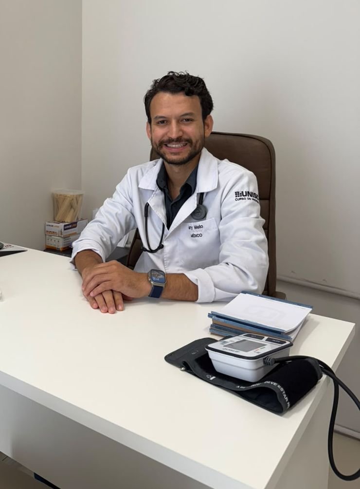 Dr. Melo em seu consultório